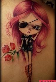 Un tatuu di tatue di bambola europea è americana di ritornu di una ragazza