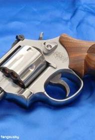 Pola tato Pistol: gambar pola tato revolver