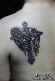 Fantastico tatuaggio a forma di ali incrociate grigio nero sul retro