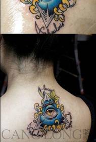 Un motif de tatouage pour les yeux aveugle populaire dans le dos