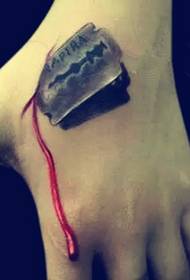 Набор ужасных реалистичных татуировок с кровавыми клинками