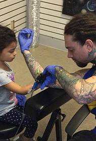 布拉德和女儿一起制作纹身,和她的纹身图案