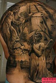 Una imagen de un tatuaje de espalda completa clásico europeo y americano