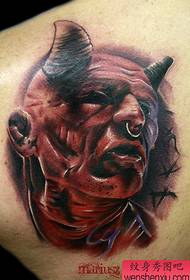 një model i lezetshëm i tatuazheve demon në anën e pasme të një njeri