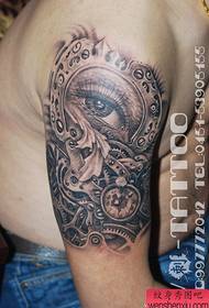 Arm cool Aen mat mechanesche Tattoo Muster