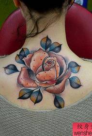 Mooi old school rose tattoo-patroon voor meisjes terug