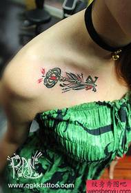 Uyilo oluhle lwe tattoo oluyintloko kwi-clavicle