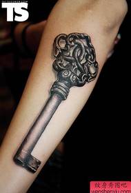 um trabalho de tatuagem chave tridimensional no braço