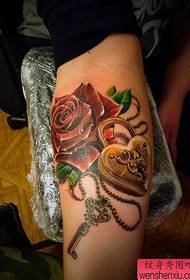 Arm yakanaka pop pop roses uye rudo rwekuvhara tattoo maitiro