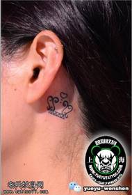A fül mögött egy kis koronás tetoválás mintát