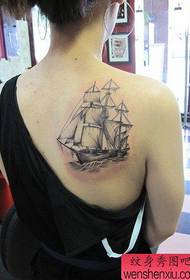 美女肩背黑灰帆船纹身图案
