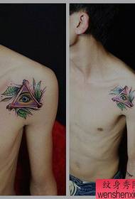 Het klassieke, knappe, knappe God eye-tattoo-patroon op de schouders van jongens