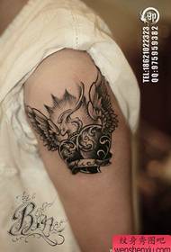 Rankos gražiai populiarus juodos ir baltos meilės sparnų tatuiruotės modelis