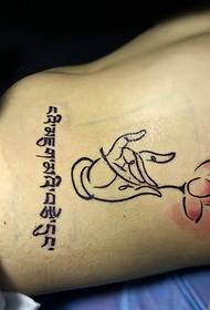 Kushikilia ua na tattoo ya nyuma ya Sanskrit