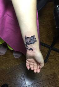 Handgelenk e séiss gro-eyed Tattoo Muster