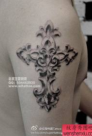 Bardzo ładny wzór tatuażu na ramieniu