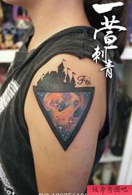 Bello e bellissimo modello di tatuaggio stellato colorato