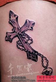 një model klasik tatuazhesh gjerdan kafkë kryq kryq