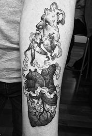 Modello di tatuaggio cuore grande braccio