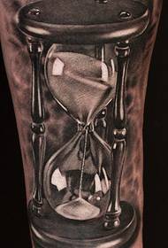 Un patrón de tatuaje de reloj de arena realista y popular