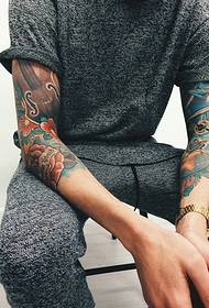 Tatuaggio con motivo alla moda del braccio di tendenza europeo e americano