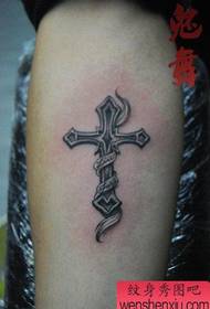 татуировка крестика на внутренней стороне стрелкового оружия