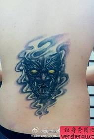 un feroce tatuaggio sulla testa del diavolo sulla schiena