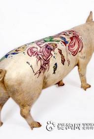 귀여운 새끼 돼지 인어 문신 사진