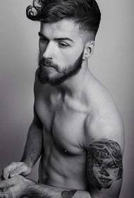 Modello di tatuaggio alla moda di bel ragazzo europeo e americano