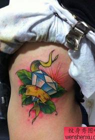 Modello di tatuaggio con diamante colorato dall'aspetto piacevole in vita laterale