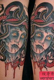 Modello di tatuaggio popolare pop medusa di gambe