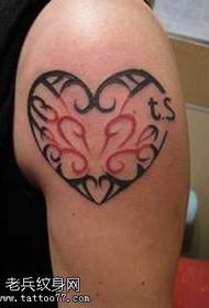 širdies formos totemo raidės tatuiruotės modelis