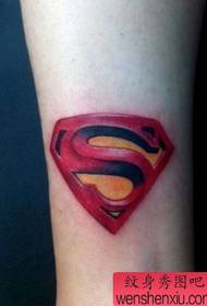 Tyttö jalat superman logo tatuointi malli