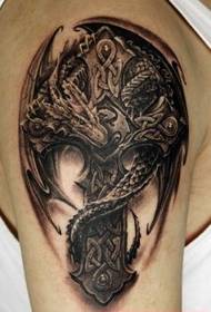 Grande bracciu mudellu di tatuaggi di croce europea è americana di drago
