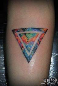 आर्म एक रंगीन त्रिकोण ताराry्कित टैटू बान्की
