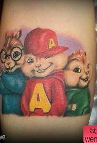 Modello di tatuaggio gamba chipmunk carino