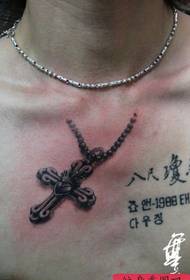 model tatuazhi me gjerdan kryq të gjoksit