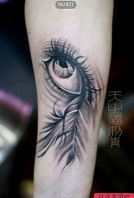 Čudovito priljubljen vzorec tatoo z enim očesom in perjem