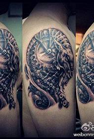 Lámh-tóir ar phátrún tattoo meicniúil cnámh dathúil meicniúil