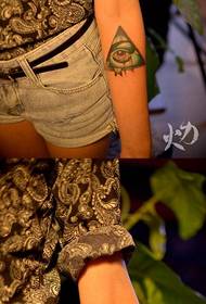 केटीको हात सुन्दर लोकप्रिय आँखो टैटू बान्की