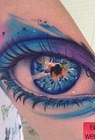 لڑکی کا بازو خوبصورت اور خوبصورت رنگین آنکھوں کا ٹیٹو نمونہ