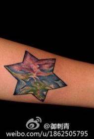 Braccio bellissimo modello di tatuaggio a sei stelle colorato cielo stellato sognante