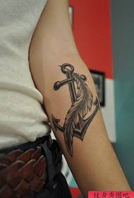 Meedchen Aarm schéint Anker a Fieder Tattoo Muster