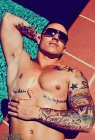 Cvjetni krak modne muške tetovaže uzorak