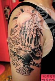 Arma un patrón de tatuaje de mano de oración fresco y hermoso