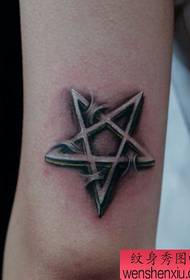 Ramiona z pięknie wyglądającym pięcioramiennym wzorem tatuażu gwiazdy