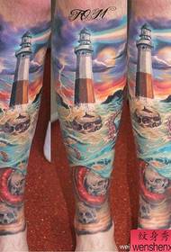 Ein wunderschön gefärbtes Leuchtturm-Tattoo-Muster an den Beinen