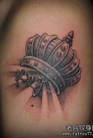 Brakoj aspektas nigra griza krono tatuaje mastro