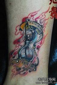Një model tatuazhi i orës në këmbën e vajzës