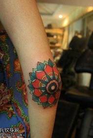 Braccio totem motivo floreale a tatuaggio